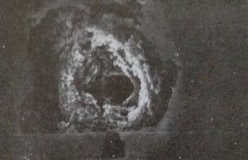 鋁型材陽極氧化電解著色中發生剝落初期階段的表面SEM形貌圖